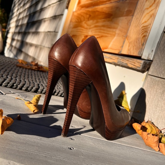 Guess WGREAGAN - Rich Burnished Brown Leather Wood-tone Platform 5” Heels pumps - Picture 2 of 14